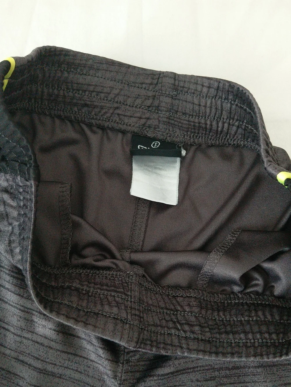 Spalding Boys Dark Grey, Black And Neon Green Athletic Shorts Size M (10-12)